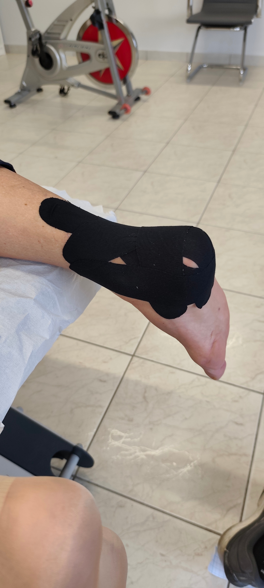 Εφαρμογή kinesio taping στον αστράγαλο